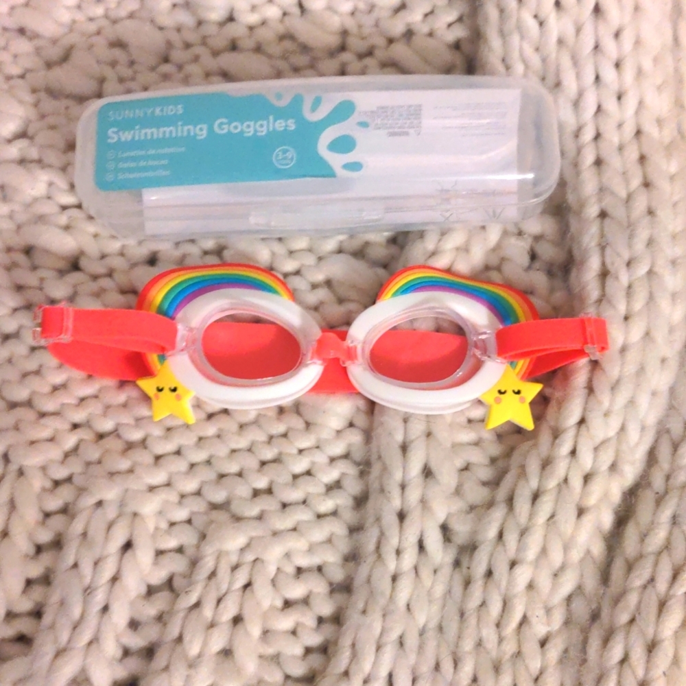 Swimming goggles